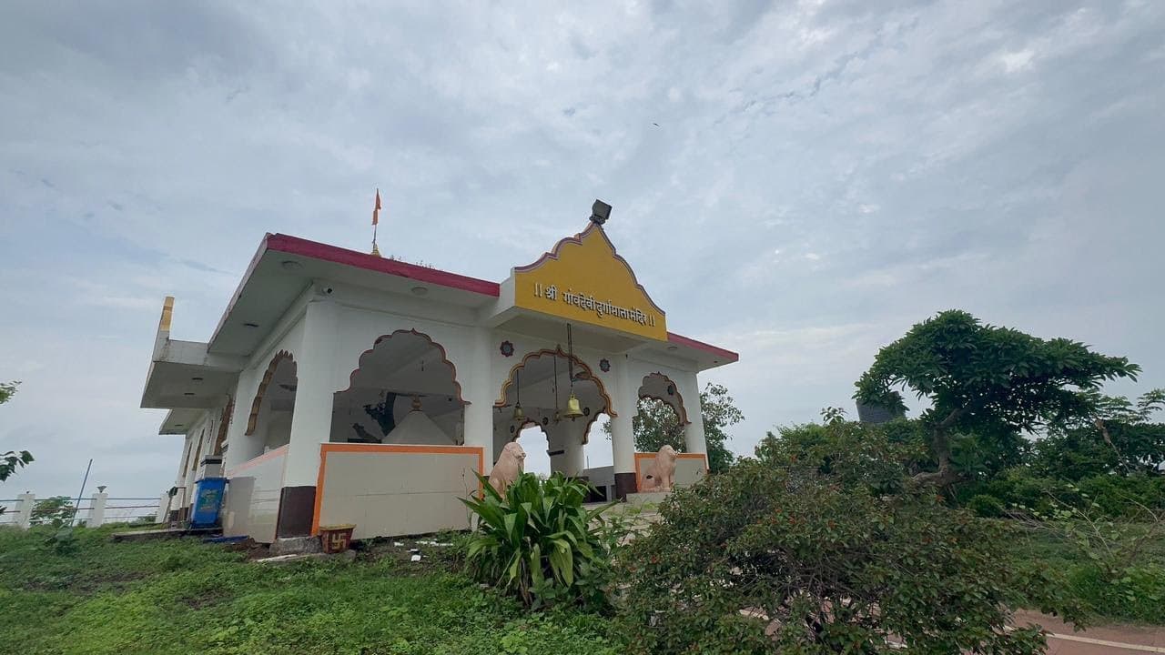 Monolith in the Mumbai City: Gilbert Hill & My Half-Ticket Adventure