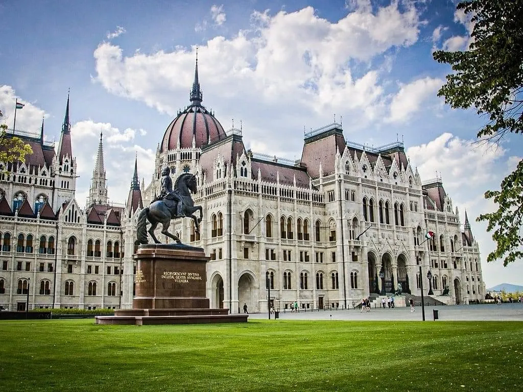 The Chain Bridge | Hungarian Parliament | A day in Budapest