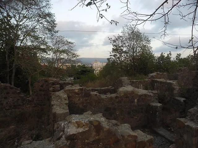 Ruins on top of caves caption — Mandapeshwar Caves, Borivali