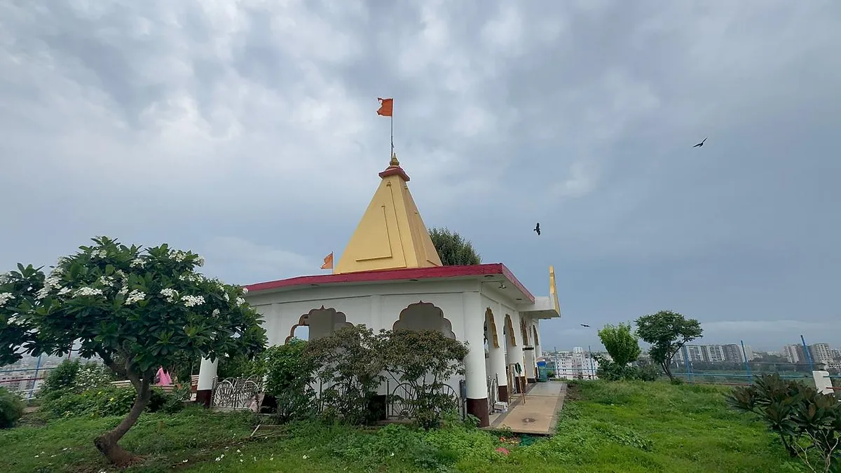 Monolith in the Mumbai City: Gilbert Hill & My Half-Ticket Adventure